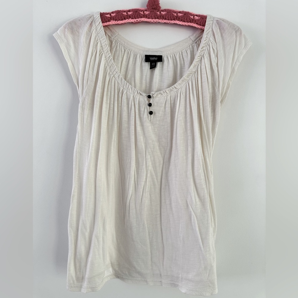 Scoop neck top with 3 buttons, cream